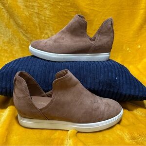 Cushionaire sneakers with hidden wedge and slit on the side